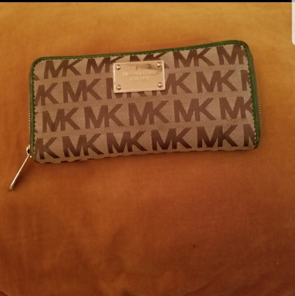 **TRADE** - Picture 2 of 4